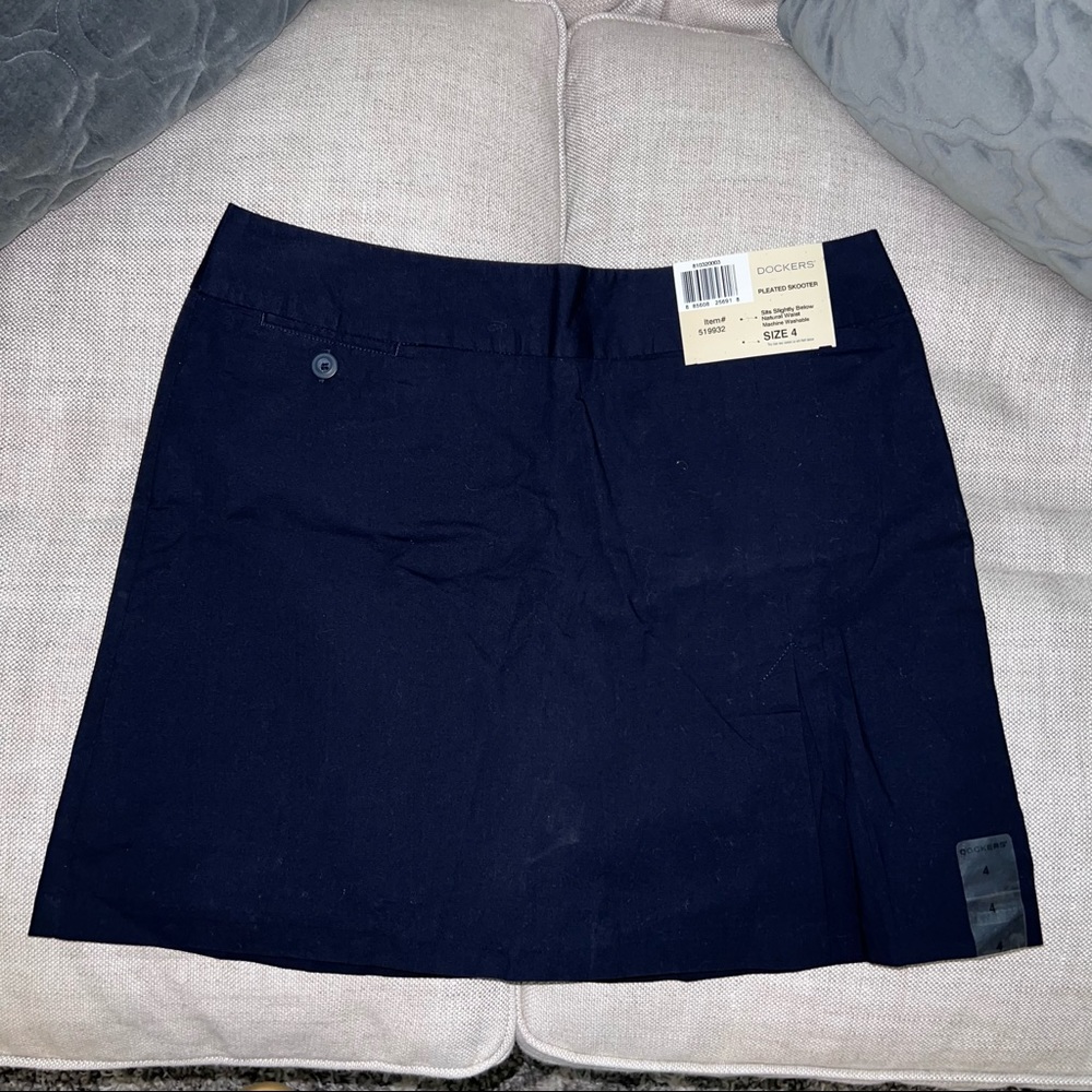 DOCKERS navy pleated skorts - back zipper closure  size 4 NWT